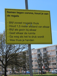 848696 Afbeelding van een bord met regels 'Samen tegen corona', in het plantsoen bij de Afrikalaan in de wijk ...